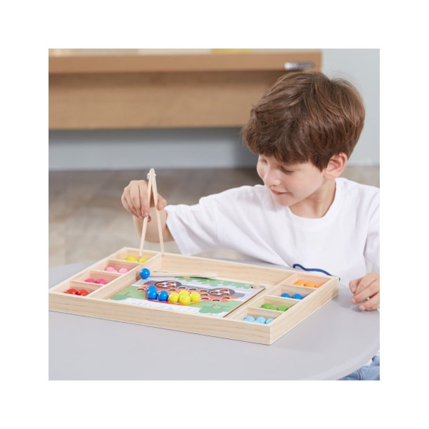 Kulf�ngst och f�rgmatchning i tr� � Montessori-inspirerat l�rspel