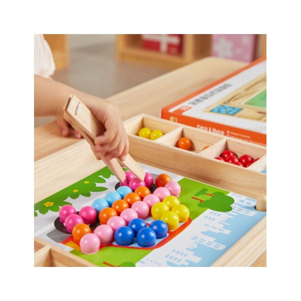 Kulf�ngst och f�rgmatchning i tr� � Montessori-inspirerat l�rspel