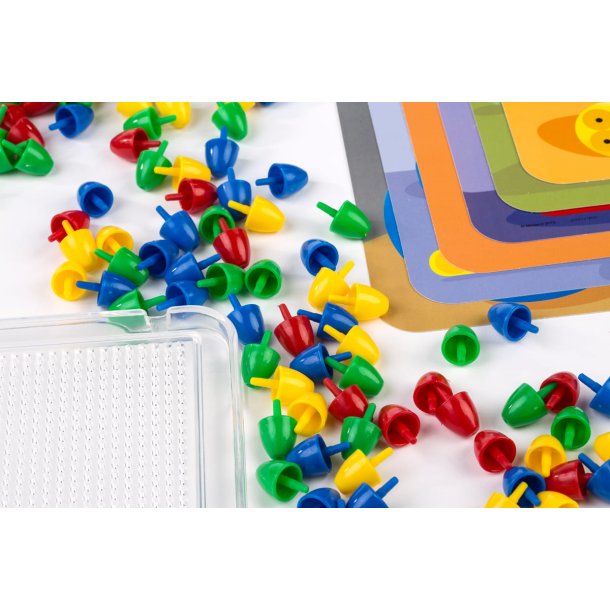 Mosaikspel med f�rgade stift 15 mm� kreativt l�rspel med m�nsterkort