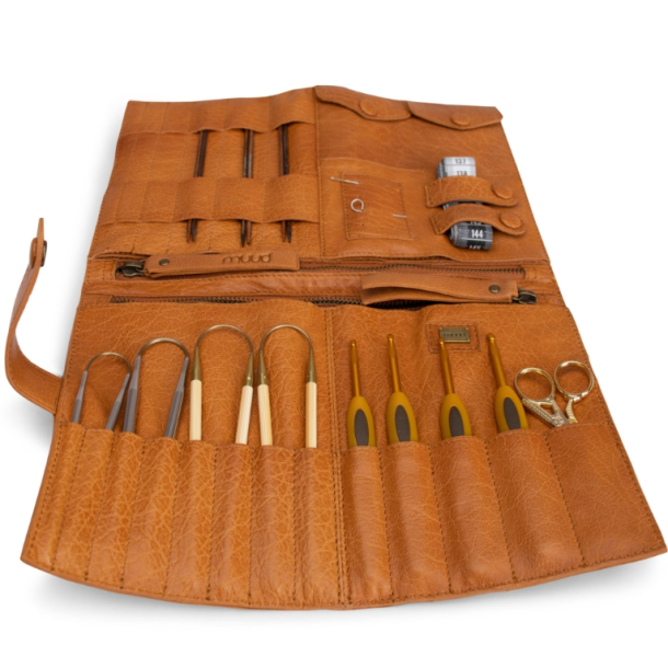 Muud Billie Multifunktion Strikkeetui - Lder, Whisky